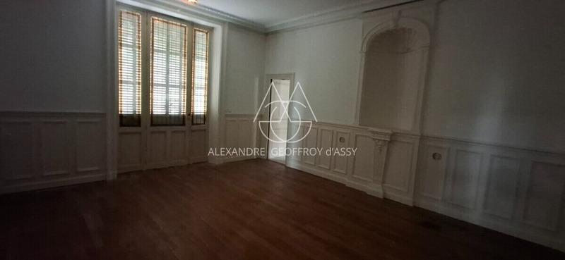 Château - 1 800 m² - 70 pièces