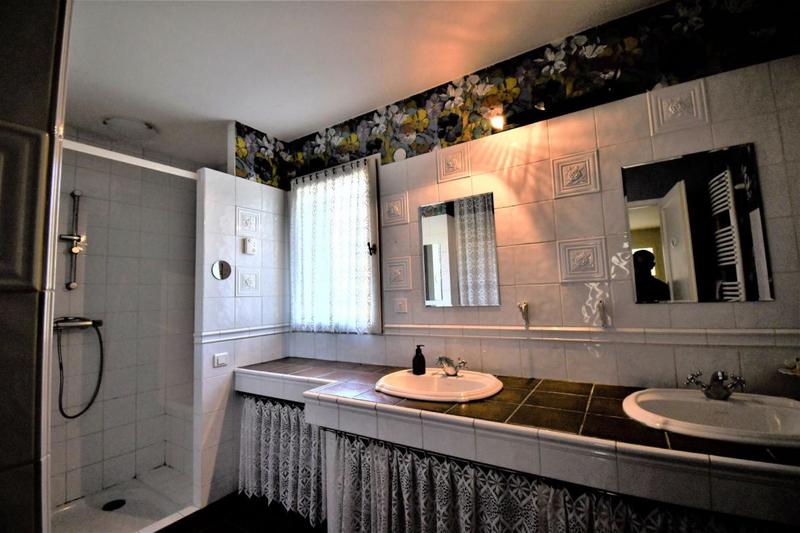 Propriété - 287 m² - 8 pièces