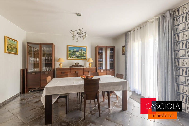 Maison - 212 m² - 9 pièces