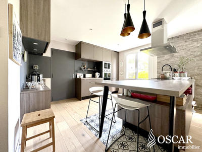 Maison traditionnelle - 203 m² - 8 pièces