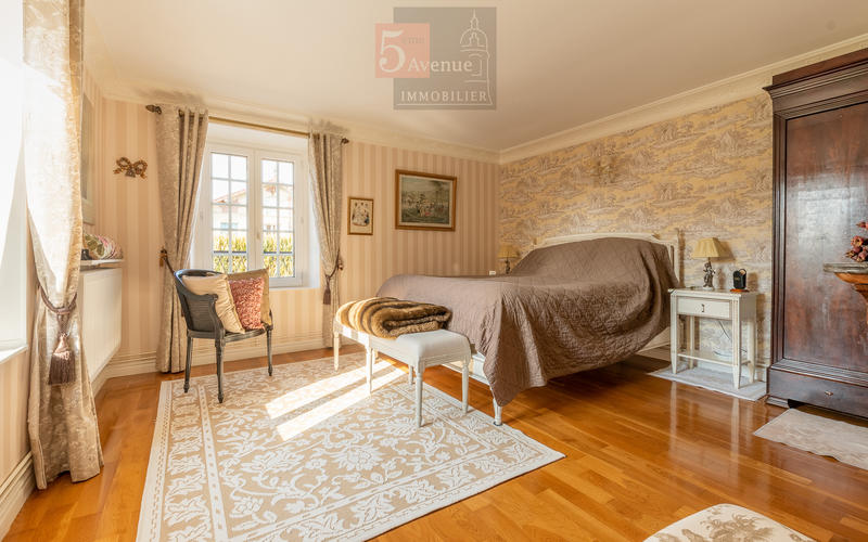 Maison - 290 m² - 8 pièces