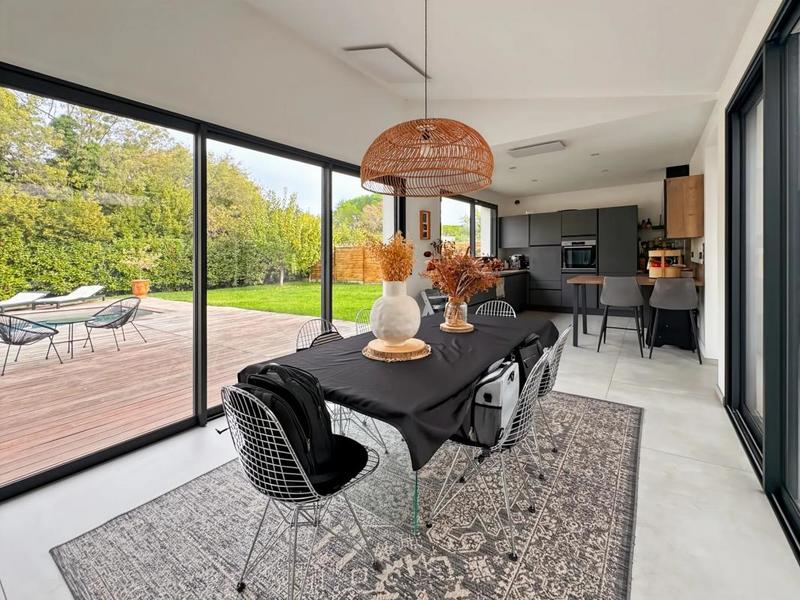 Maison - 236 m² - 7 pièces