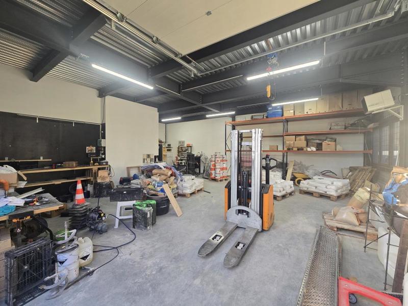 Local d'activité / Entrepôt - 221 m²