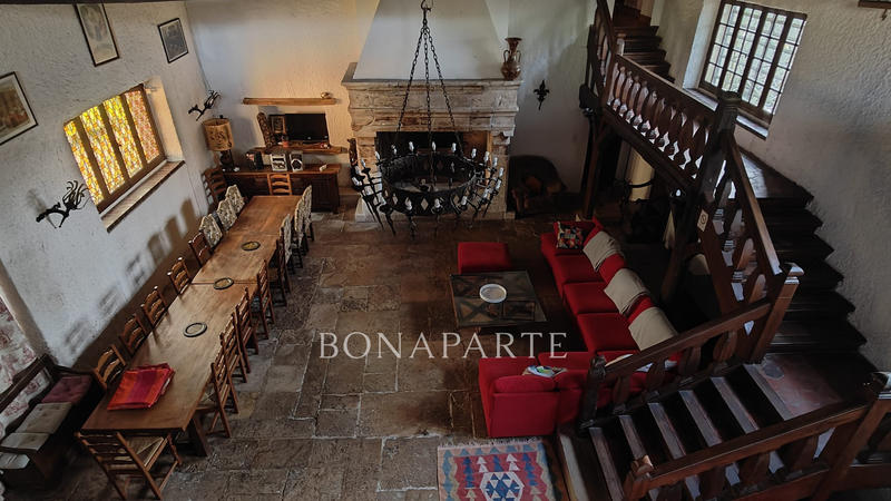 Maison - 1 140 m² - 35 pièces