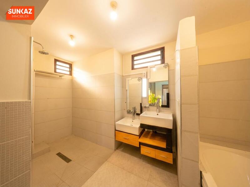 Maison - 300 m² - 8 pièces