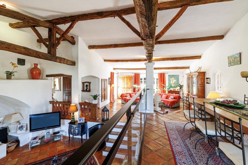 Propriété - 300 m² - 7 pièces