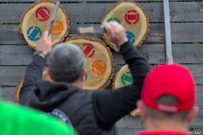 Compétition amicale de lancer de haches et de couteaux