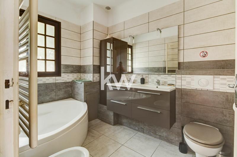 Maison - 213 m² - 10 pièces