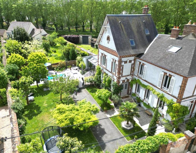 Maison - 208 m² - 8 pièces