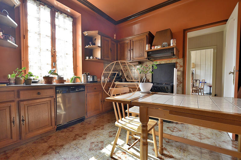 Maison - 203 m² - 9 pièces