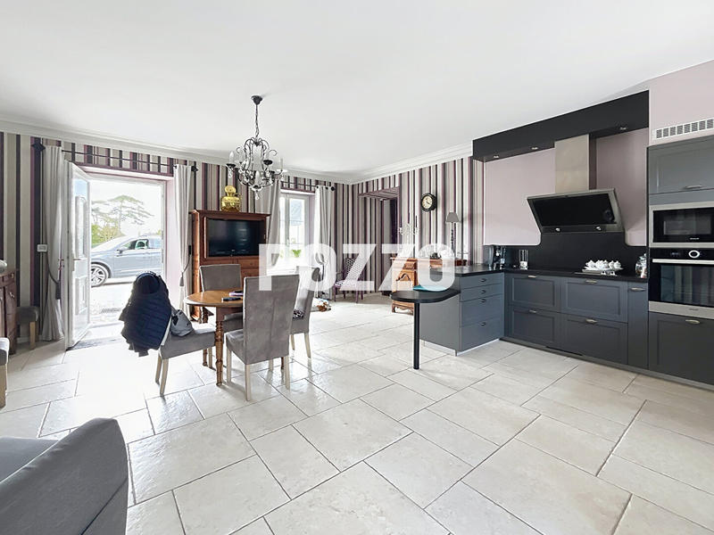 Maison - 300 m² - 15 pièces