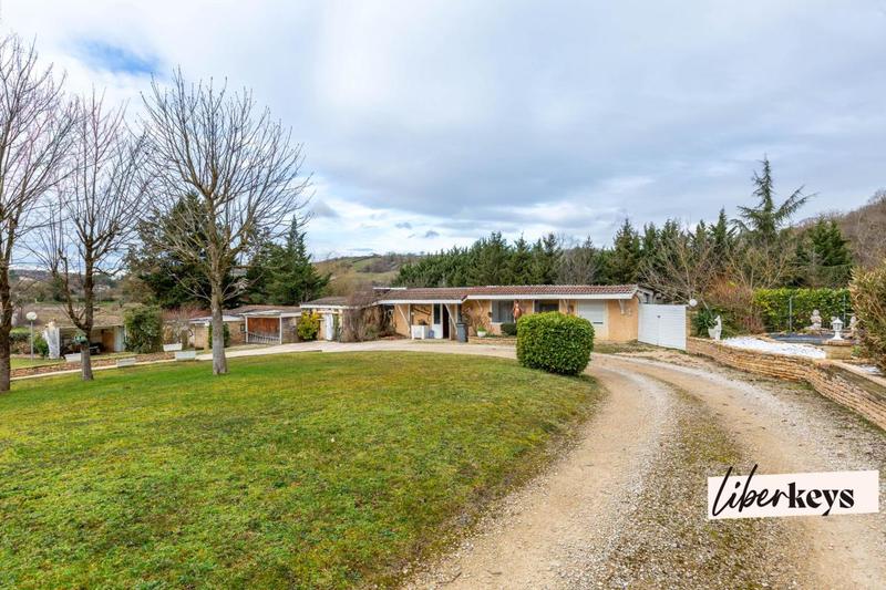 Propriété - 222 m² - 8 pièces