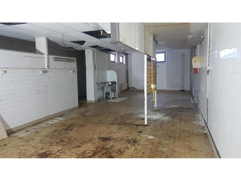Local commercial - 1 478 m² - 40 pièces