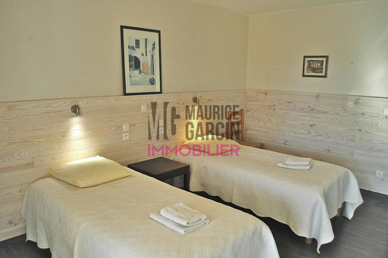 Maison - 325 m² - 10 pièces