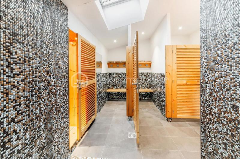 Maison - 305 m² - 8 pièces