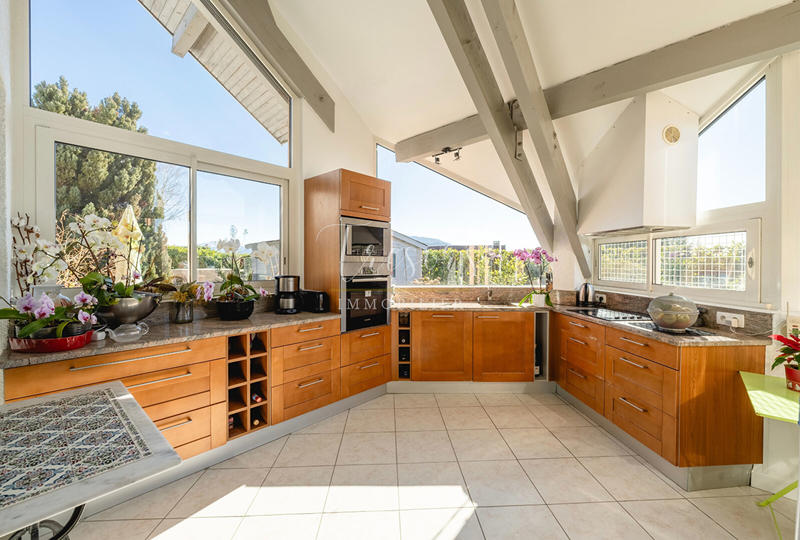 Maison - 270 m² - 12 pièces