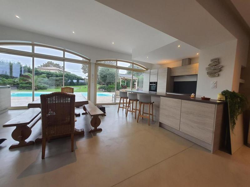 Maison - 240 m² - 7 pièces