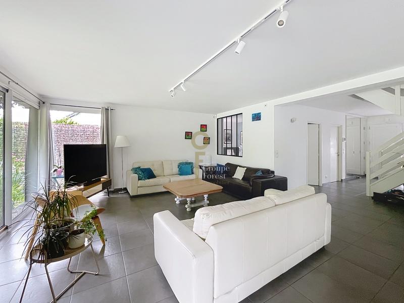 Maison - 212 m² - 9 pièces