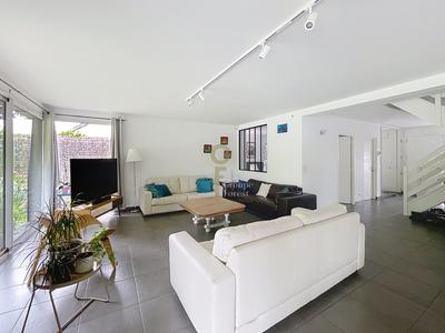 Maison - 212 m² - 9 pièces