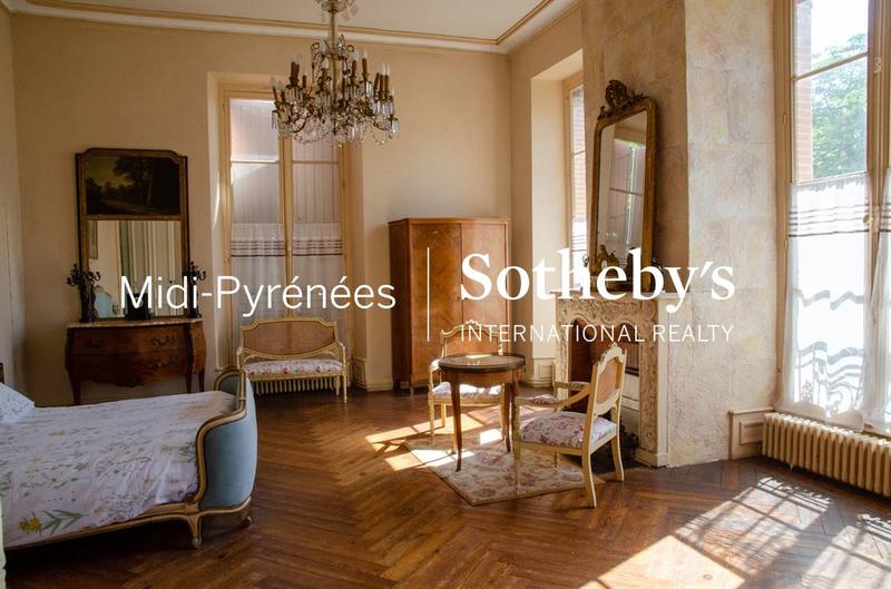 Château - 1 573 m² - 36 pièces