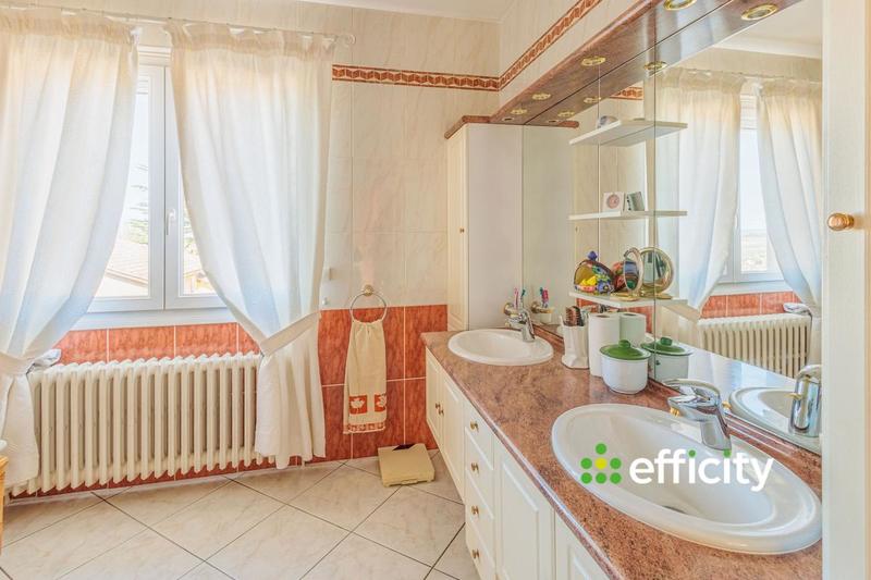 Maison - 232 m² - 8 pièces