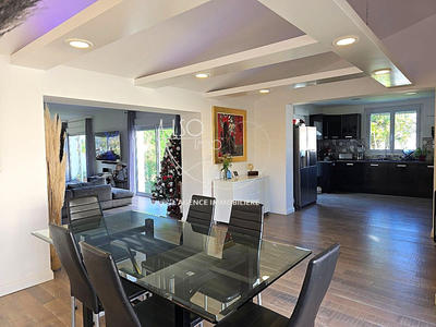 Maison - 244 m² - 7 pièces