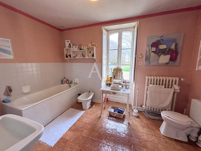 Maison - 240 m² - 8 pièces