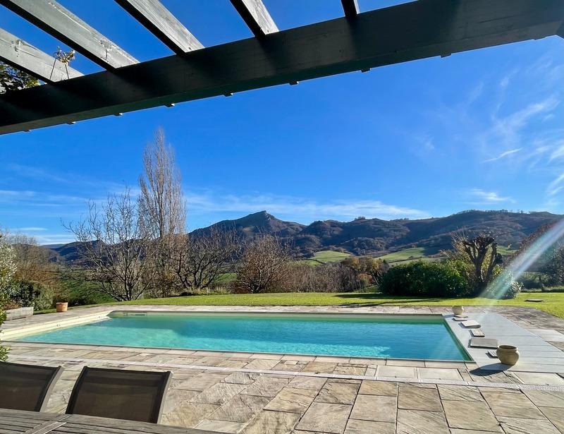 Maison - 240 m² - 9 pièces