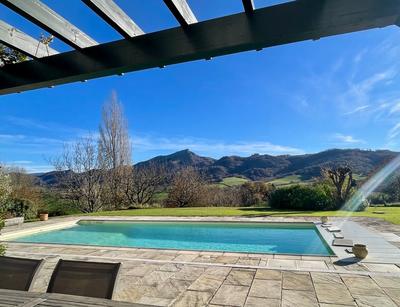 Maison - 240 m² - 9 pièces