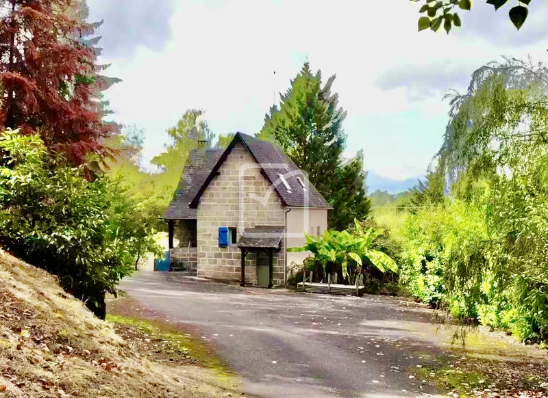 Maison - 250 m² - 15 pièces