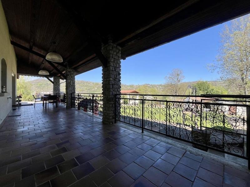 Maison - 295 m² - 12 pièces