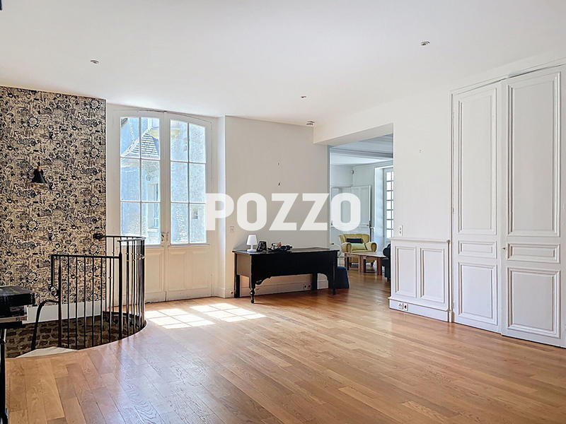 Maison - 340 m² - 11 pièces