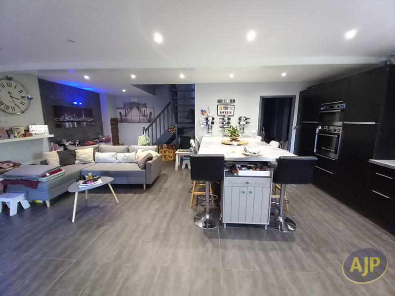 Maison - 94 m² - 5 pièces