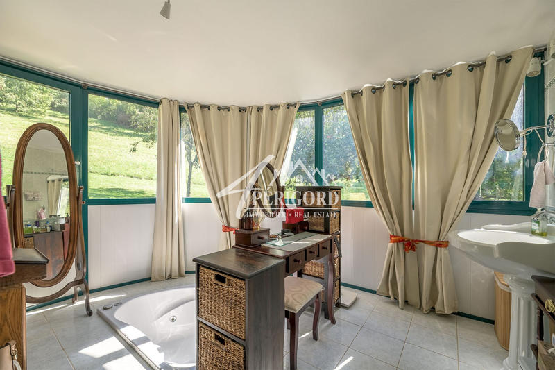 Maison - 227 m² - 14 pièces