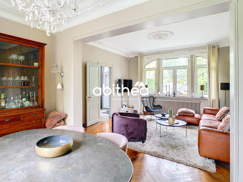 Maison - 330 m² - 11 pièces