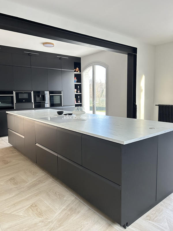 Maison - 443 m² - 12 pièces