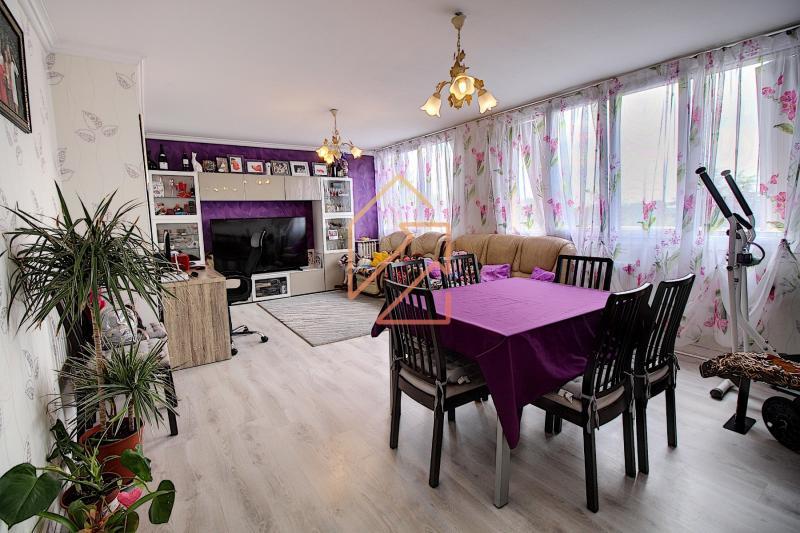 Studio - 82 m² - 4 pièces