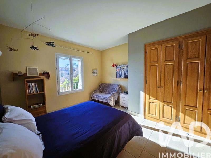 Maison - 240 m² - 5 pièces