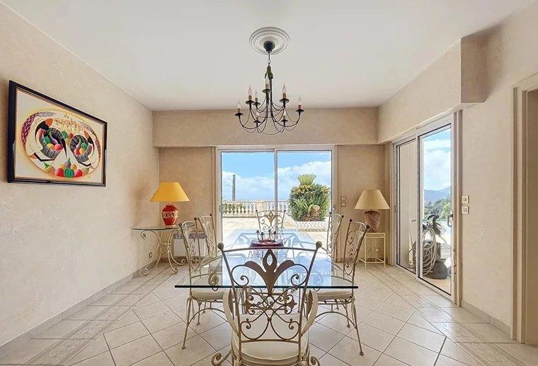 Villa - 368 m² - 6 pièces