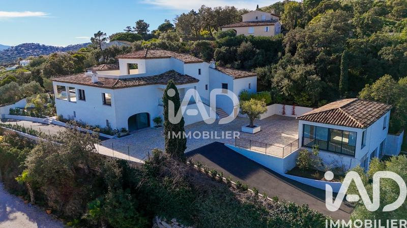 Maison - 416 m² - 9 pièces