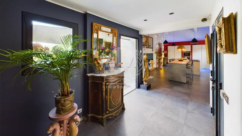 Maison - 1 100 m² - 4 pièces