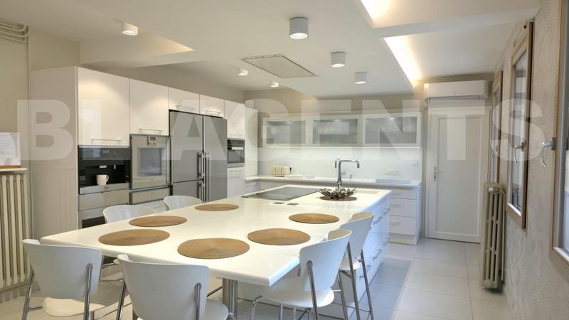 Maison - 570 m² - 13 pièces