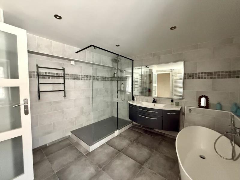 Maison - 250 m² - 10 pièces