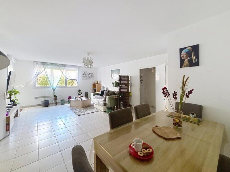 Appartement - 9 001 m² - 4 pièces