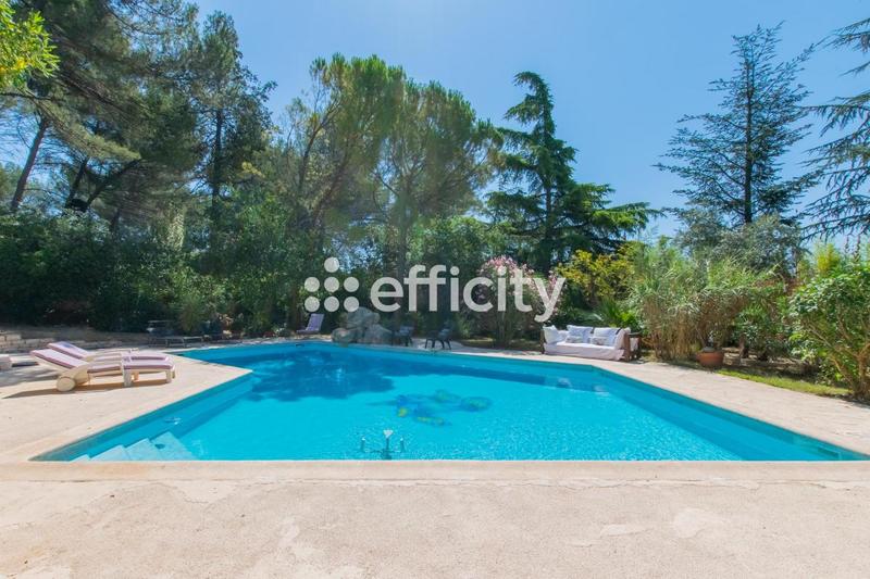 Maison - 230 m² - 6 pièces