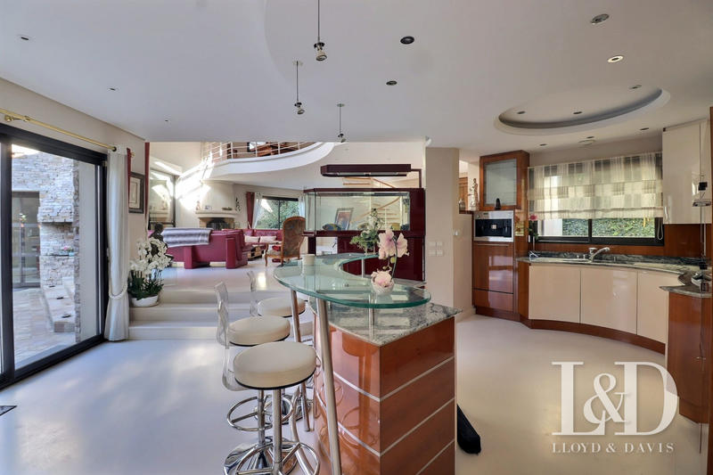 Maison - 482 m² - 10 pièces