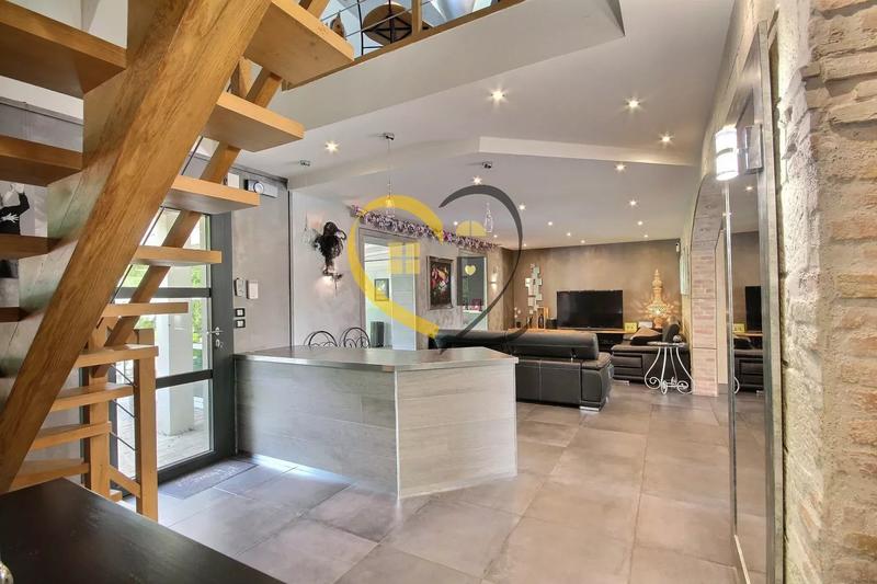 Maison - 300 m² - 11 pièces