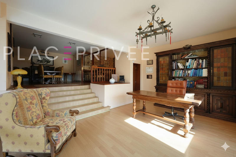 Maison - 338 m² - 12 pièces