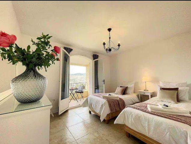 Propriété - 250 m² - 8 pièces