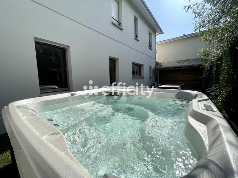 Maison - 140 m² - 6 pièces